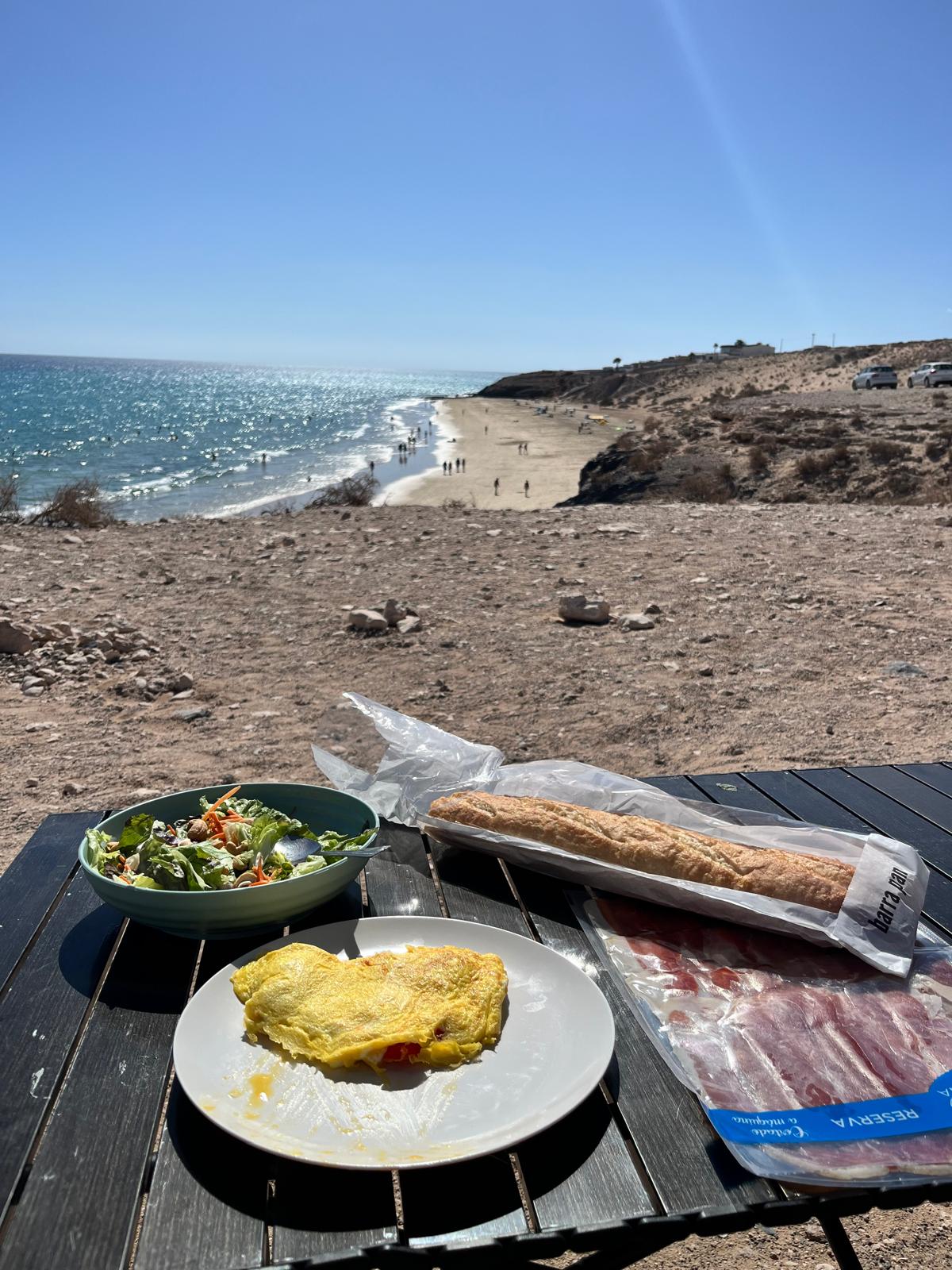 Tibi camper – kitchen and dining setup